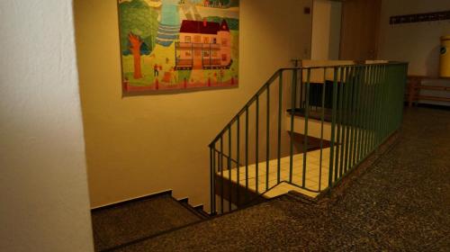 Jugendferienheim Sprötze, Treppenabgang zum Flur 50, sowie den Gemeinschaftsduschen