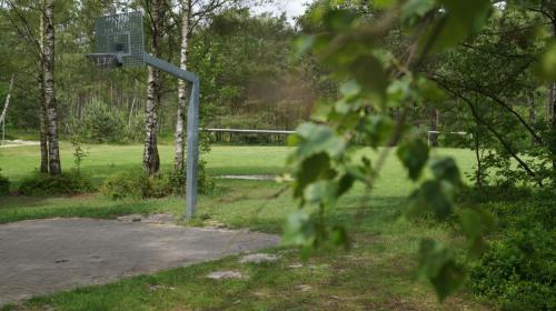 Jugendferienheim Sprötze, Basketballkorb, im Hintergrund Bolzplatz