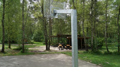 Jugendferienheim Sprötze, Basketballkorb, im Hintergrund Grillplatz