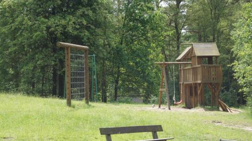 Jugendferienheim Sprötze, Kettenkletterwand und Kletter"fort"