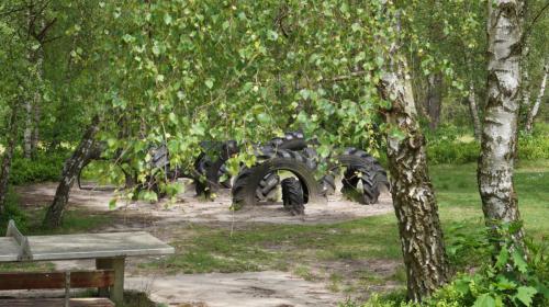 Jugendferienheim Sprötze, Tischtennisplatte und Kletterreifen