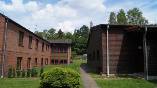 Jugendferienheim Sprötze, Bettenhaus (links) sowie Mehrzweckhalle (rechts)