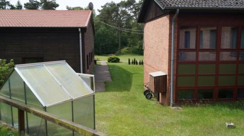 Jugendferienheim Sprötze, Mehrzweckhalle (rechts) sowie Bettenhaus (recht)